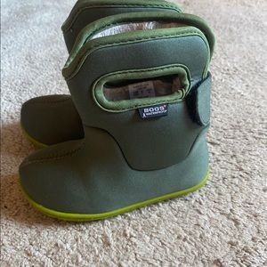 Bogs baby/kids snow or rain - neutral olive color